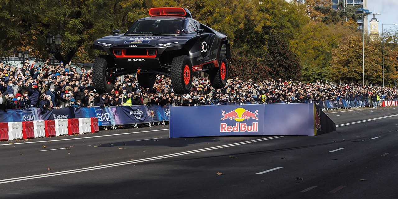 Carlos Sainz llena las calles de Madrid en su debut con el Audi RS Q e-tron
