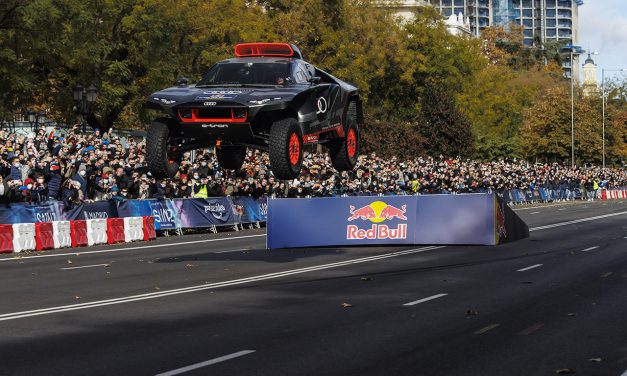 Carlos Sainz llena las calles de Madrid en su debut con el Audi RS Q e-tron